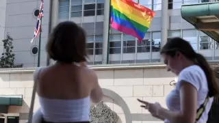 Флаги ЛГБТ открыто вывесили на двух посольствах в Москве