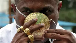 Индиец носит защитную маску из золота за 4000 долларов