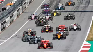 Гонщики "Формулы-1" отказались встать на колено в знак борьбы с расизмом