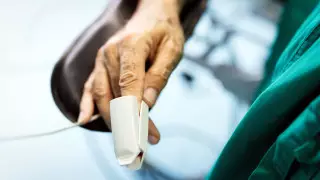 Резкий рост числа смертей от коронавируса объяснил аким Карагандинской области