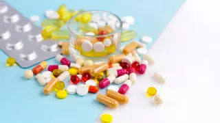 Уборщица аптеки продавала дефицитные лекарства в Нур-Султане