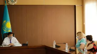 Аким Атырауской области встретился с приехавшими из Астрахани врачами