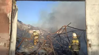 8 автомобилей сгорели при пожаре на СТО в Атырау