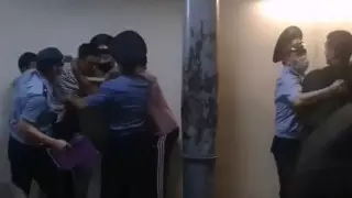 Посетители ночного клуба набросились на журналистов в Караганде