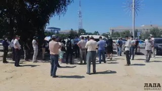 Жители Актау собрались на площади из-за отсутствия лекарств в аптеках