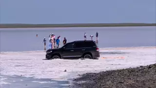 "Прости дикарей". Фото внедорожника в озере Кобейтуз обсуждают в Сети