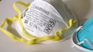 Маски с клапанами распространяют коронавирус - эксперты