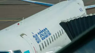 Самолет "Эйр Астаны" повредили трапом в Актобе. Вылет отменен