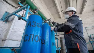 Около 300 баллонов кислорода для больниц ежедневно заправляют на заводе в Актобе