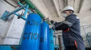 Около 300 баллонов кислорода для больниц ежедневно заправляют на заводе в Актобе