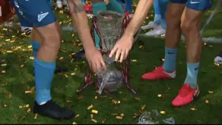 Футболисты "Зенита" разбили Кубок России после победы в финале