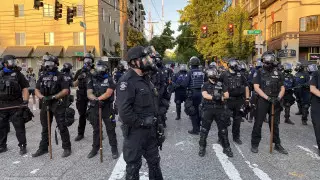 Почти 60 полицейских пострадали при беспорядках в американском Сиэтле