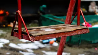 Двое детей сорвались вместе с качелями в Павлодаре