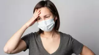 Секрет "таинственной девушки в маске" на баннерах раскрыли алматинцы