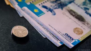 Официальный курс доллара вновь вырос почти на 2 тенге