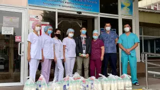 Әнші Сәкен Майғазиев алматылық дәрігерлерге бір тонна қымыз таратты