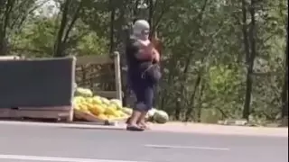 Продавец арбузов завлекает клиентов необычным способом в Уральске