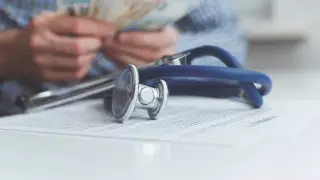 Надо пересмотреть систему соцотчислений - представитель Минздрава