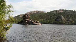 Молодые люди занялись сексом на глазах у сотен отдыхающих в Боровом