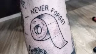 "Никогда не забывай... купить туалетную бумагу". Какие тату делают люди на тему COVID-19