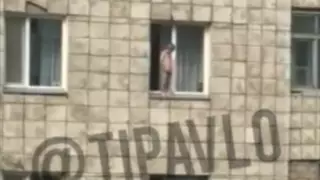 Четырехлетний ребенок справил нужду из окна многоэтажки в Павлодаре