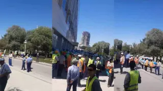 Люди массово вышли к акимату Мангистауской области