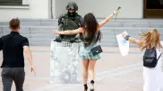 Белоруски бросились обнимать и целовать опустивших щиты омоновцев