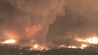 Огненный торнадо сняли на видео в США