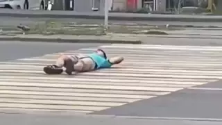 "Загоравшего" на дороге алматинца ищет полиция