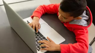 Школьные компьютеры временно отдадут ученикам в Казахстане