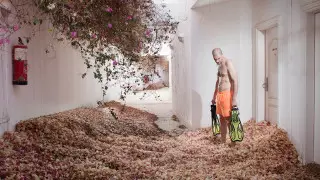 Узбекский фотограф выиграл конкурс с серией автопортретов о депрессии