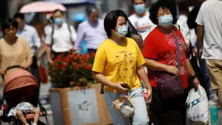 Жителям Пекина разрешили ходить без масок