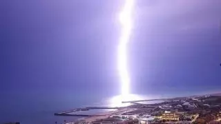 Молнию над Актау сняли на фото и видео