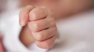 О состоянии брошенного в арык младенца рассказали врачи