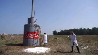 Блогер показал, что произойдет, если всыпать бочку соды в 10 тысяч литров колы