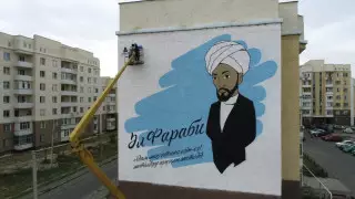 Талдыкорганский художник расписывает стены городских высоток