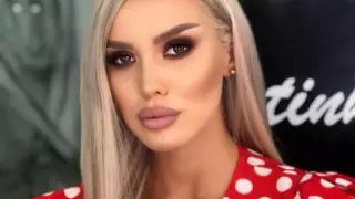 "Сербская Барби". Женщина-депутат восхитила Сеть своей красотой