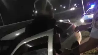 Освещал дорогу фонариком вместо фар: карагандинца выдало странное поведение