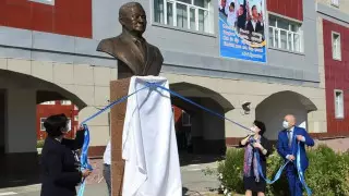 Бюст первого премьер-министра Казахской ССР Узакбая Караманова установили в Кызылординской области