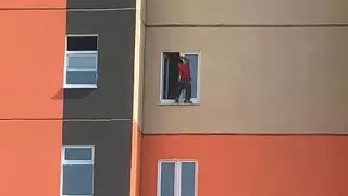 Мальчик вышел "погулять" за окно на 7 этаже в Уральске