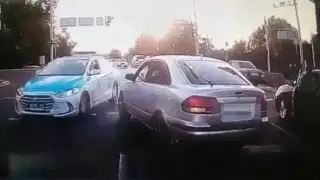 Погоня в Алматы: мужчина угнал такси и попал в ДТП