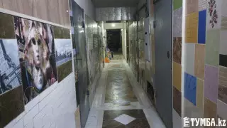 Житель Актау самостоятельно украсил обшарпанный подъезд с матами во всю стену 