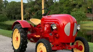 Трактор от Porsche выставили на аукцион в Канаде