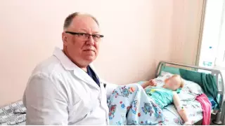 Казахстанскую девочку с двумя желудками прооперировали в России