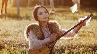 "Әр қазақ домбыра тарта білуі керек". Vogue жазған жас домбырашы Маржан Қапсамат