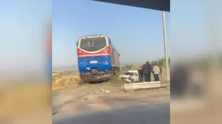 Mercedes столкнулся с поездом в Шымкенте