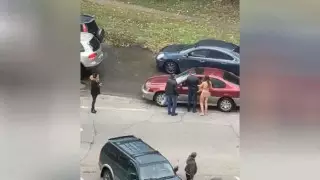 Голая женщина с младенцем на руках шокировала жителей Усть-Каменогорска