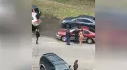 Голая женщина с младенцем на руках шокировала жителей Усть-Каменогорска