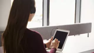 Бракованные планшеты раздали школьникам в Алматы