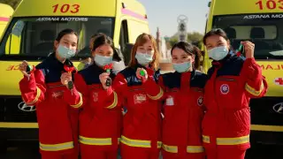 В Атырау ко Дню города медикам вручили 22 машины скорой помощи